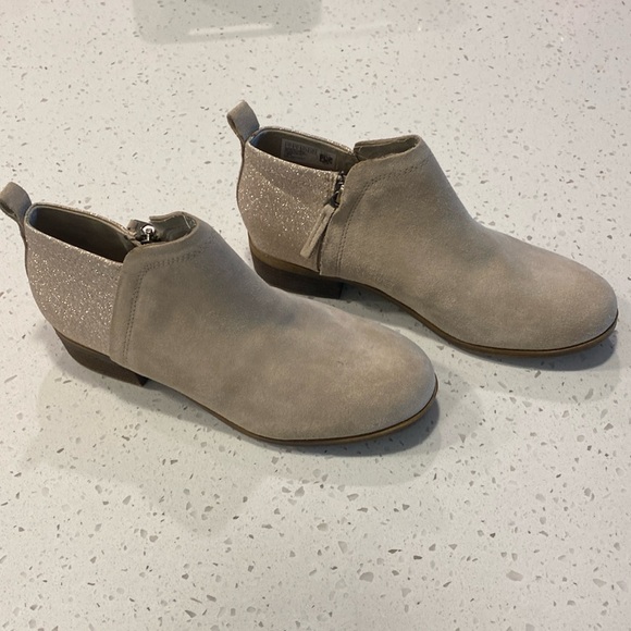 🩶 TOMS Deia Oxford Tan Suede/Glimmer Glitter Ankle Boot Bootie Short - Picture 1 of 6